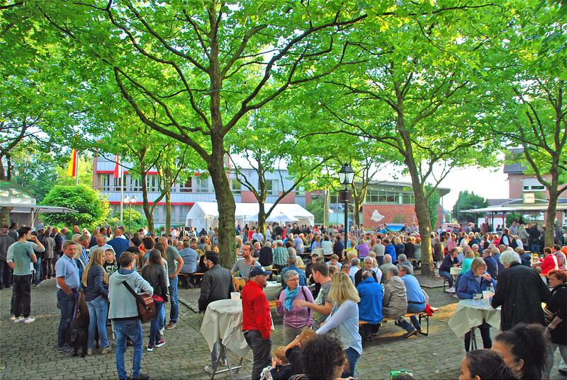 Bild vergrößern: Gemeindefest Rathausvorplatz