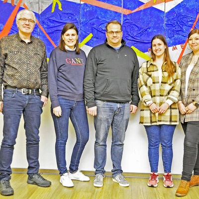 Anna Derksen (2.v.l.), die das Leitungsteam der Sekundarschule Hohe Mark als Abteilungsleiterin 1 wieder komplettiert, wird von Rektor Jochen Grosfeld, dessen Stellvertreter Nils Brumberg, der Didaktischen Leiterin Nadine K&uuml;rten und der Abteilungsleiterin
