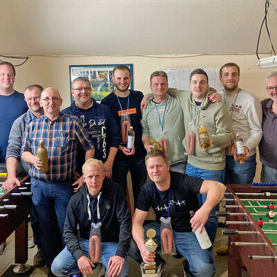 Gruppenbild mit den Siegern, Platzierten und Organisatoren des Klein Rekener Kickerturniers.