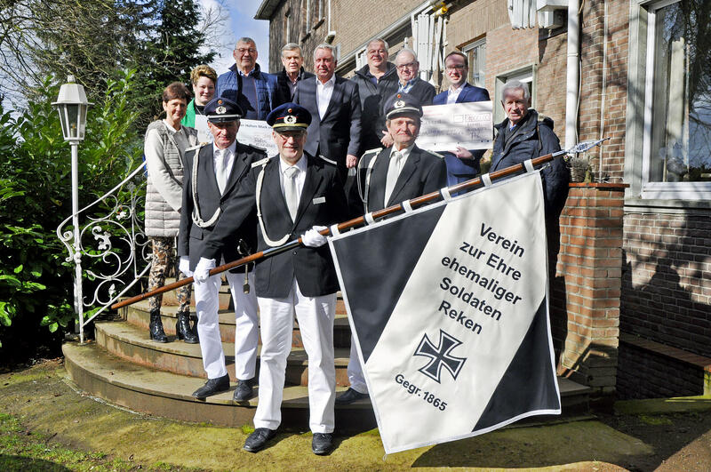 Bild vergrößern: Neue Fahne Verein zur Ehre ehemaliger Soldaten 