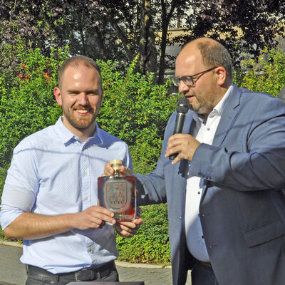 Bild vergr&ouml;&szlig;ern: RS Vereinsheim Spende an DGV H&uuml;lsten