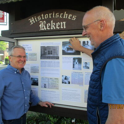 Gerd Niewerth (links) und Hermann-Josef Holthausen (Leiter des Heimatarchivs) bei der  Best&uuml;ckung und Vorstellung der neuen Dokumentation im Historischen Schaukasten des Heimatvereins Reken