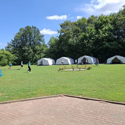 Zeltplatz bei Ankunft der Kinder
