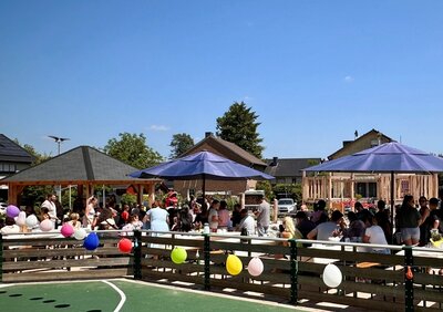 Bild vergr&ouml;&szlig;ern: Sommerfest auf dem Au&szlig;engel&auml;nde der OGS Michaelschule