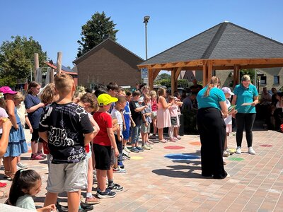 Bild vergr&ouml;&szlig;ern: Sommerfest auf dem Au&szlig;engel&auml;nde der OGS Michaelschule