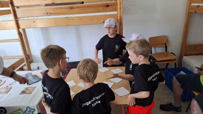 Bild vergr&ouml;&szlig;ern: Die Bambini-Gruppe beim L&ouml;sen eines Memorys