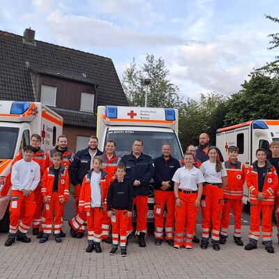 001-Gruppenbild Jugendrotkreuz Reken mit Fahrer der RTW