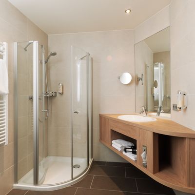 Bild vergrößern: Moderne Badezimmer erwarten Sie im Berghotel