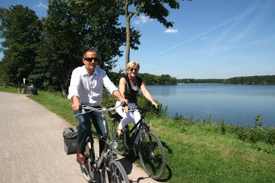 Bild vergrößern: Haltern am See - Halterner Stausee - Radfahrer am See
